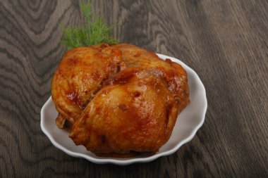 Kızarmış tavuk butları.