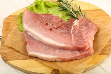 pişmemiş domuz biftek