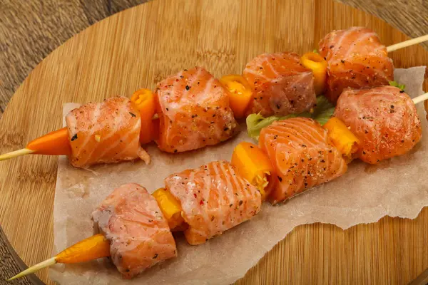 Çiğ somon şişleri