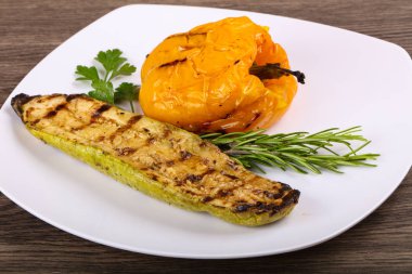 Kızarmış kabak biber ile