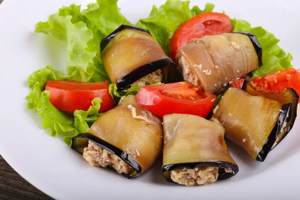 Aubergine rolletjes met walnoten — Stockfoto