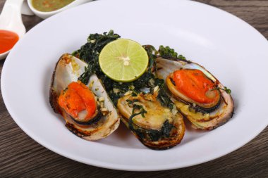 Ispanaklı pişmiş midye