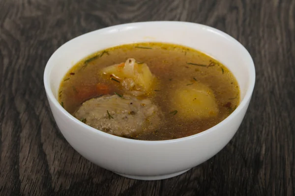 Горячий суп с фрикадельками — стоковое фото