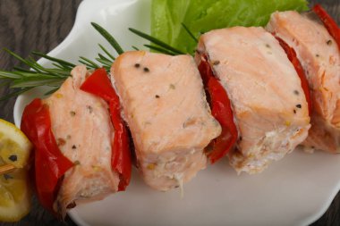 Biber ve limon ile som balığı şiş