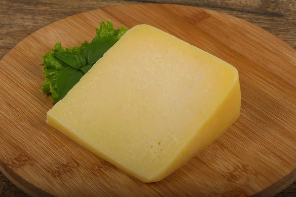 Сыр пармезан с салатом — стоковое фото