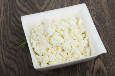 Kasede süzme peynir var. 