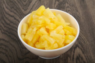 Kabın içinde Konserve ananas