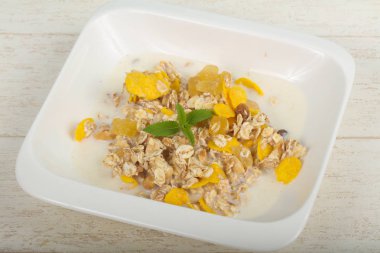 Müsli ile muz, fındık