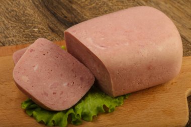 Jambon salata yaprakları üzerinde