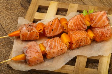 Çiğ somon şişleri