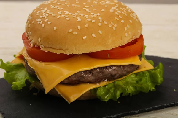 Burger z serem, pomidorami — Zdjęcie stockowe