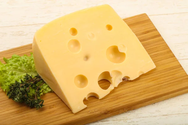 平板上のチーズの部分 — ストック写真