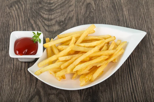 Frietjes met tomatenketchup — Stockfoto