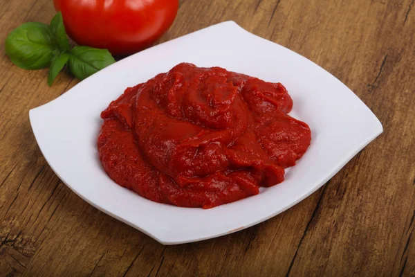 Pasta di pomodoro con foglie di basilico — Foto Stock