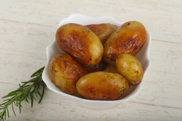 Młodzi, pieczony ziemniak — Zdjęcie stockowe