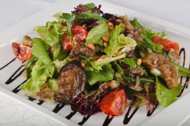 domuz eti ve sebze salatası