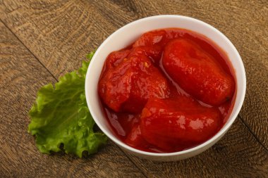 Soyulmuş domates suyu ile