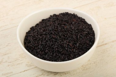 Kabın içinde siyah yabani pirinç