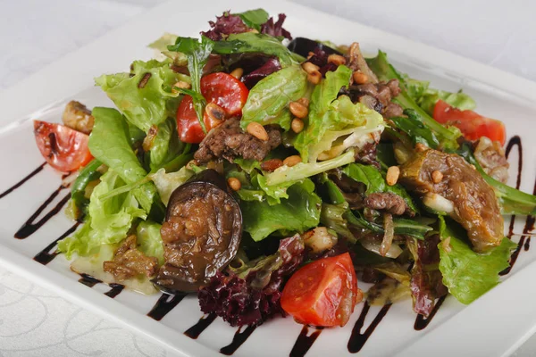 domuz eti ve sebze salatası