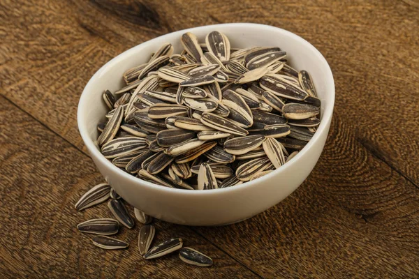 Kabın içinde ayçiçeği tohumu