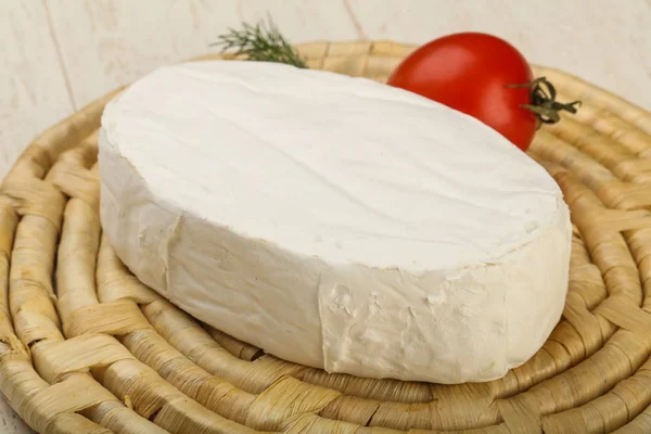 Sýr camembert nad dřevěná — Stock fotografie