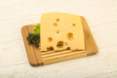 Ahşap plaka üzerinde peynir parçası