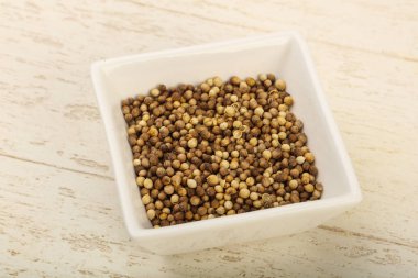 Kişniş tohumu yığın ahşap arka plan üzerinde