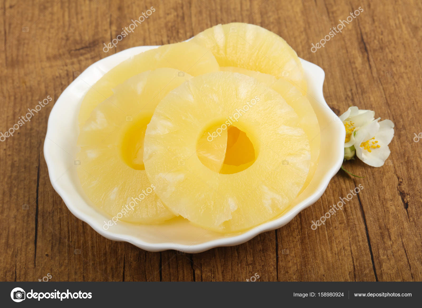 Canned pineapple rings Stock Photo by ©AndreySt 158980924