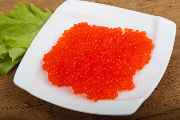 Caviar rojo en el tazón —  Fotos de Stock