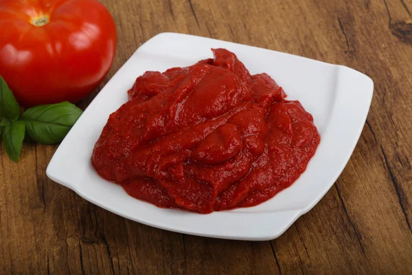 Tomato paste with basil leaves — Stock Photo, Image