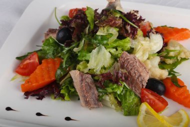 skyline van atlanta (Georgia)ton balıklı salata sebze ile