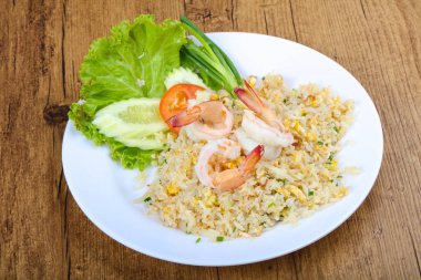 Karides ile kızarmış pirinç