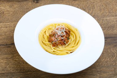 Spagetti Bolonez parmesan ile