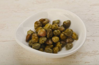 Kasede marine edilmiş kapari.