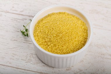 Kekik bir kase içinde ham coiscous yaprakları