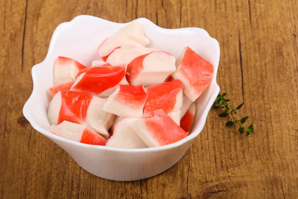 Palitos de cangrejo - surimi en el plato —  Fotos de Stock