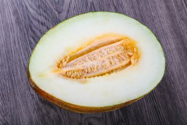 Tatlı kavun yarısı 