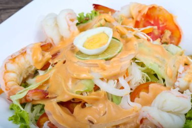 Karides kokteyl sosu ile 