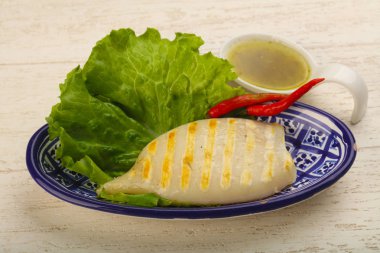 Izgara kalamar deniz ürünleri sos ile