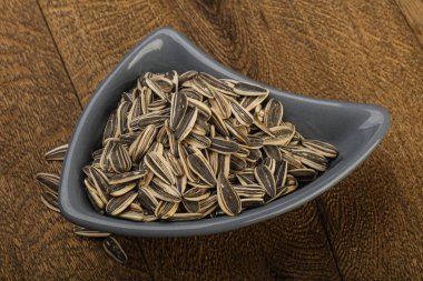 Kabın içinde ayçiçeği tohumu 