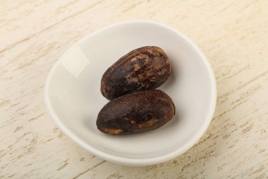 Culinare kullanmak için iki Nutmegs 