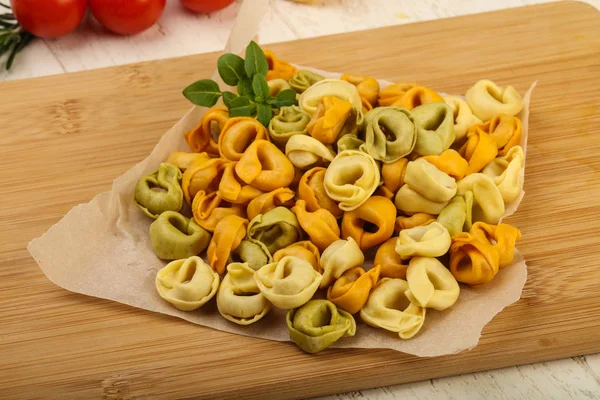 Raw tortellini with basil — Stock Photo, Image