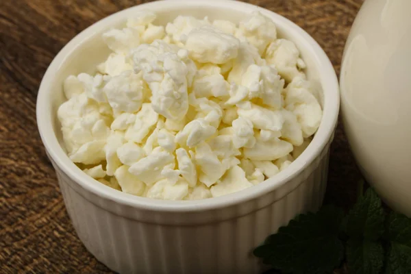 Queso de cabaña en el tazón — Foto de Stock