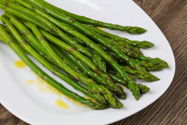 Gekookte asperges met olijfolie — Stockfoto