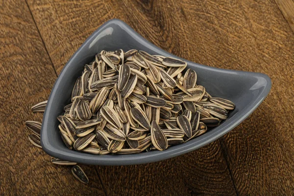 Kabın içinde ayçiçeği tohumu 