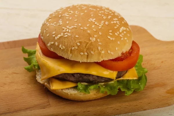 Hamburgare med ost, tomat — Stockfoto