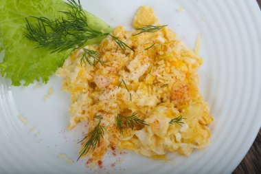 omlet plaka üzerinde 