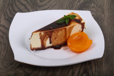 Peynirli kek çikolata ve kayısı ile