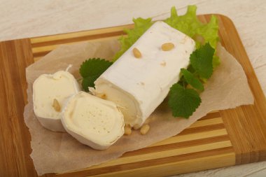 Sedir fıstıklı Brie peynirli rulo