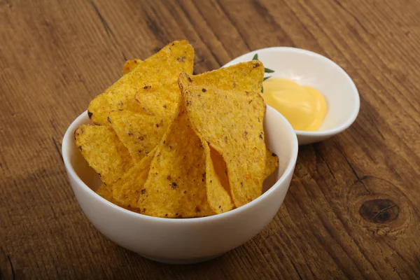 Nachos mit Käsesauce — Stockfoto